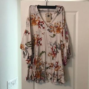 Short dress with flowy arms